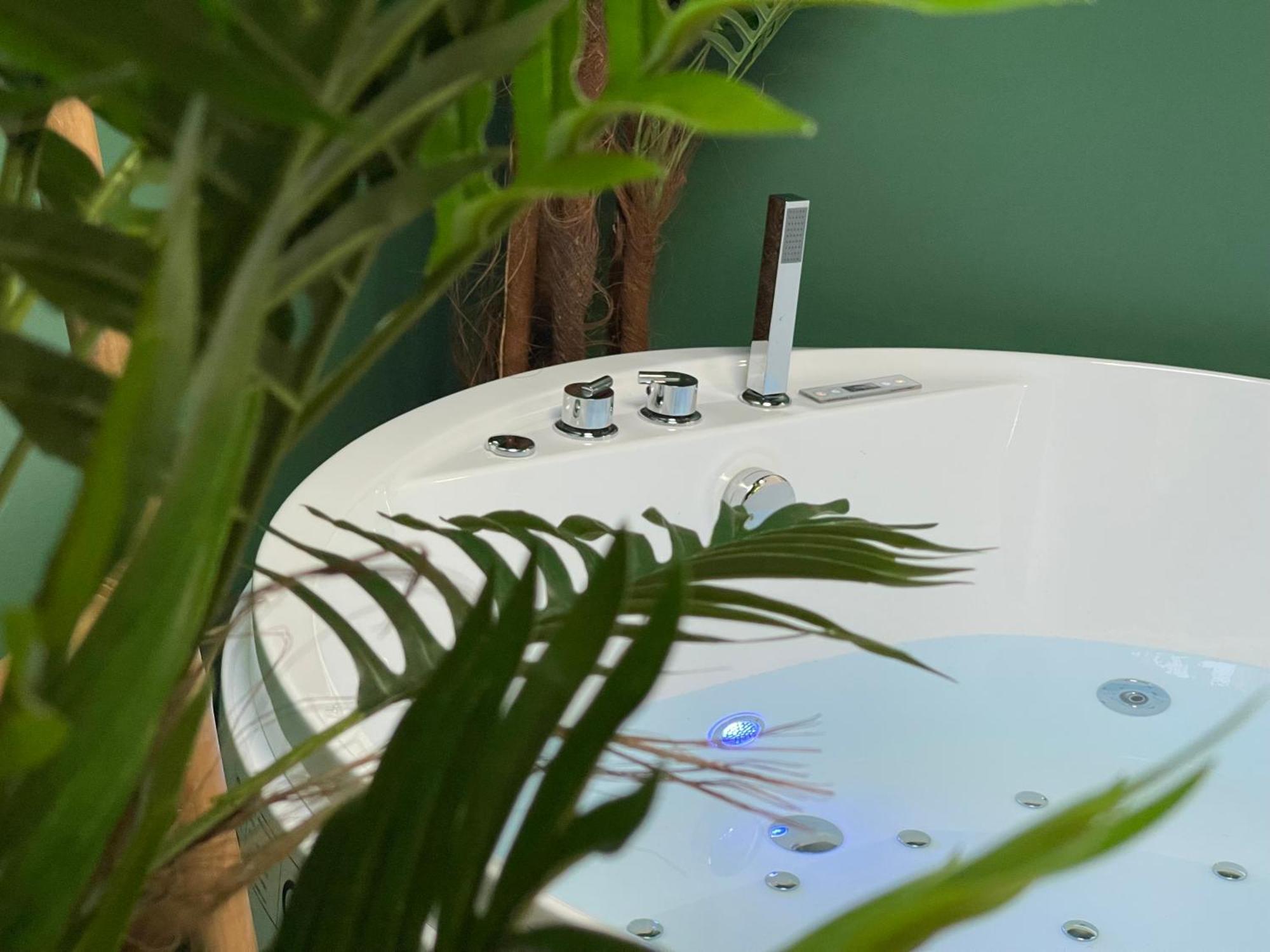 Evasion Exotique - Suite Selva - Jaccuzzi Privatif أميا المظهر الخارجي الصورة